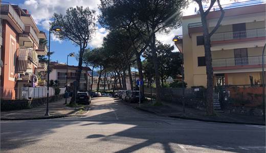 Appartamento su due livelli,giardini e box auto