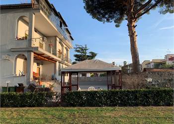 Appartamento in villa con annessi 1000 mq giardino