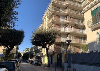 Appartamento con terrazzo a livello, vista mare 