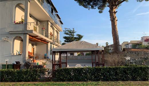 Appartamento in villa con annessi 1000 mq giardino