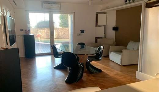 Soluzione indipendente di 115 mq con giardino, piscina e posti auto